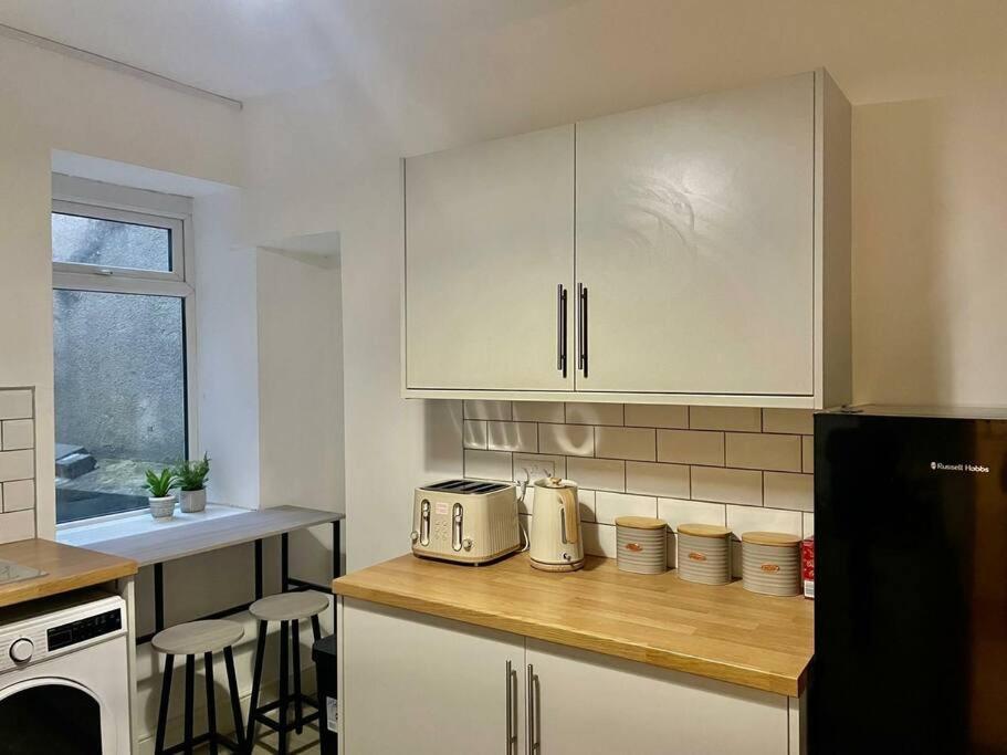 Cozy & Spacious 3-Bedroom Home By Tailored Accommodation Swansea Exterior photo