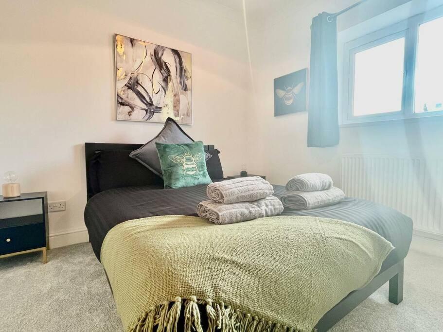 Cozy & Spacious 3-Bedroom Home By Tailored Accommodation Swansea Exterior photo